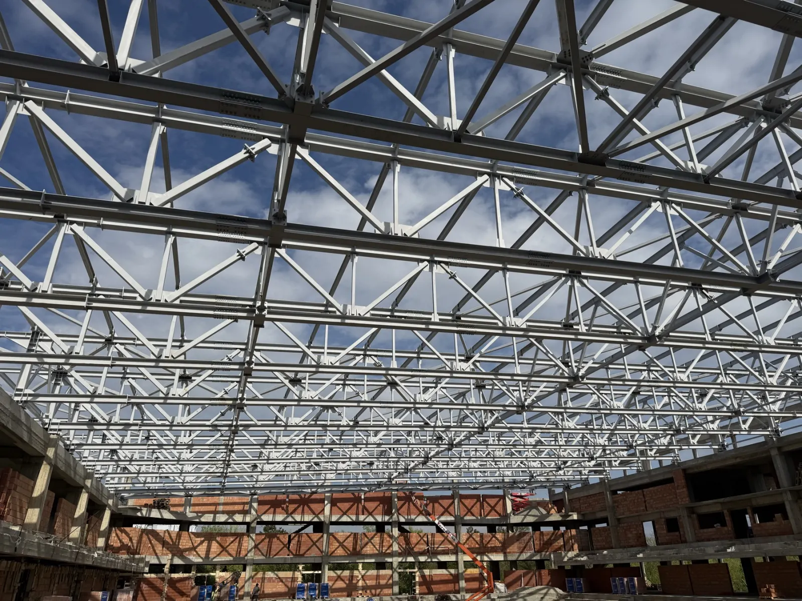 Structura metalica pentru sala polivalenta executata de CISCOM