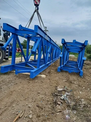 ESTACADĂ CRAIOVA - structuri albastre ridicate cu macara