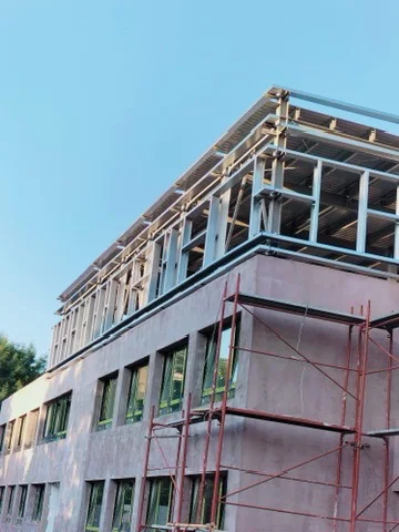 ETAJARE GRĂDINIȚĂ TURDA - fatada cu structura metalica
