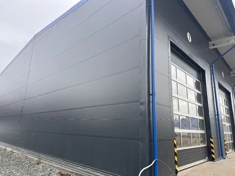 HALE DELTA INTERNATIONAL CONSTANȚA - detaliu lateral panouri si acces industrial