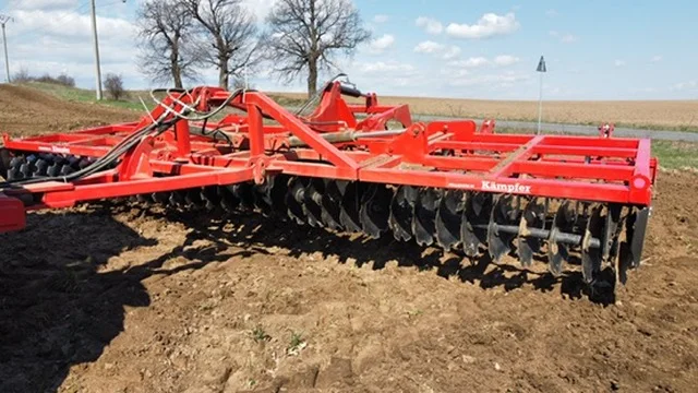 Disc agricol Kämpfer pe teren