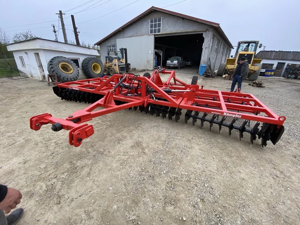 Utilaj agricol Kämpfer complet in curtea atelierului