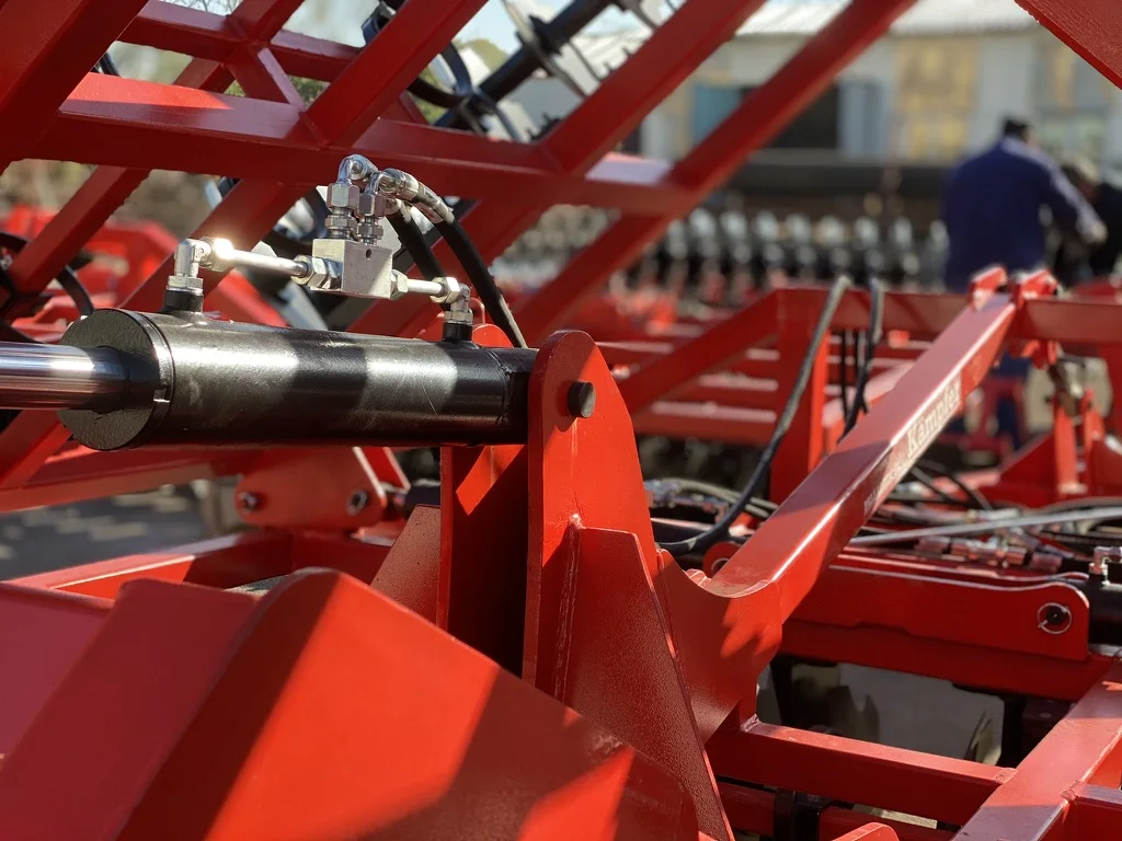 Detaliu hidraulic pe utilaj agricol Kämpfer